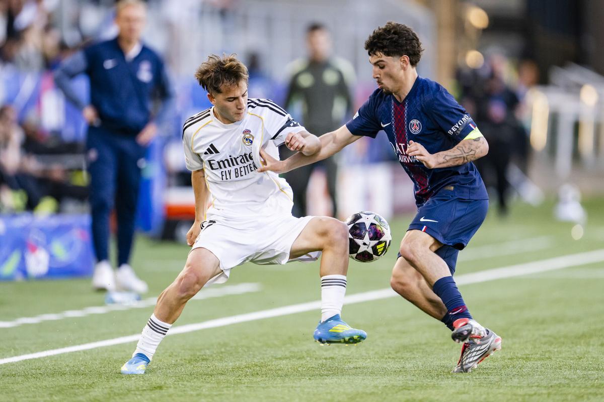 LAUSANNE (Switzerland), 17/04/2026.- Real Madrid's Daniel Yanez (L) in action against Paris Saint-Germain's Thomas Cordier during the UEFA Youth League semifinal soccer match between Real Madrid and Paris Saint-Germain, in Lausanne, Switzerland, 17 April 2026. (Suiza) EFE/EPA/JEAN-CHRISTOPHE BOTT