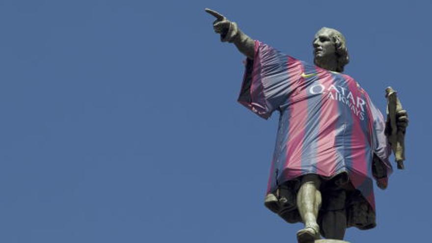 La estatua de Colón ha aparecido vestida de blaugrana.