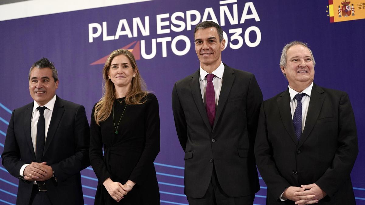 El presidente del Gobierno, Pedro Sánchez, con el presidente de Anfac, Josep María Recasens; la vicepresidenta y ministra Sara Aagesen, y el ministro Jordi Hereu, en la presentación del Plan España Auto 3020.