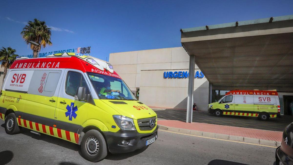 Acceso a la puerta de Urgencias del Hospital Universitario de Torrevieja.  | TONY SEVILLA