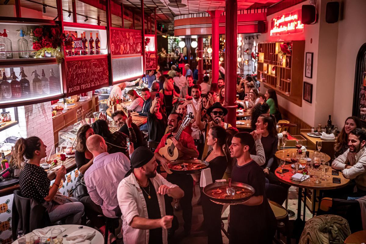 Animación a ritmo de rumba en el restaurante Tracatrá, especializado en tapeo local, en la ronda de Sant Pere.