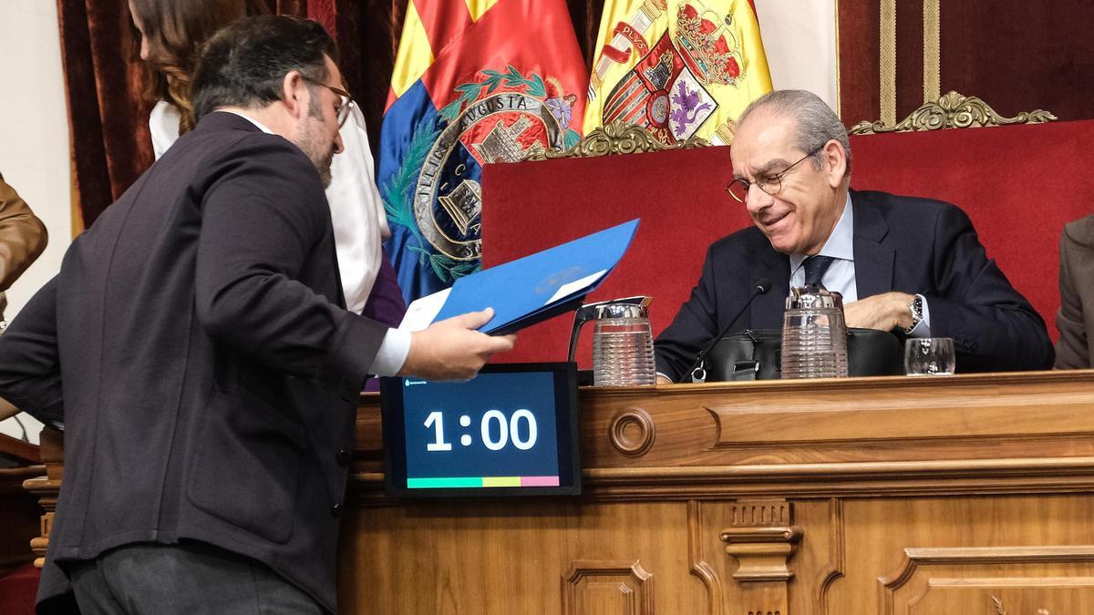Pablo Ruz y Francisco Soler, en un momento distendido al finalizar un pleno