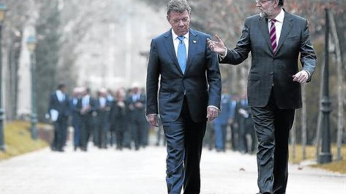 Mariano Rajoy conversa con el presidente de Colombia, Juan Manuel Santos, ayer en el palacio de la Moncloa.