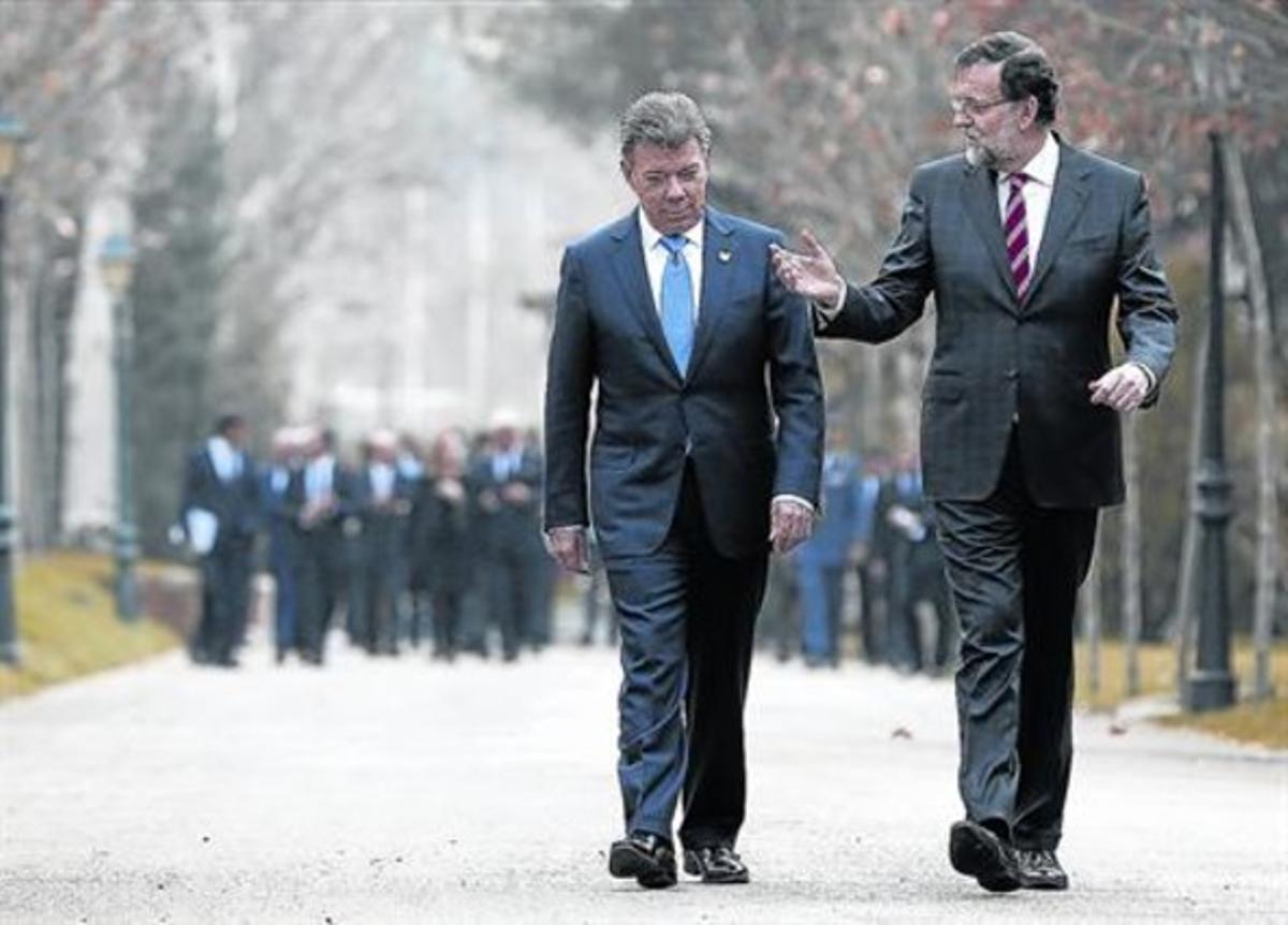 Mariano Rajoy parla amb el president de Colòmbia, Juan Manuel Santos, ahir al palau de la Moncloa. Mariano Rajoy parla amb el president de Colòmbia, Juan Manuel Santos, ahir al palau de la Moncloa.