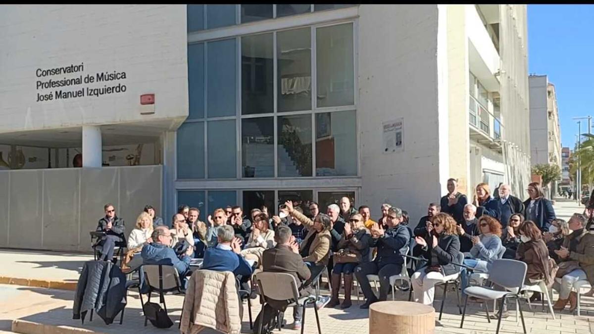 El claustro de profesores del conservatorio de Catarroja celebran una reunión reivindicativa a pie de calle.