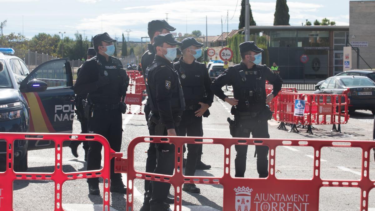 Agentes de la Policía Nacional acordonaron el cementerio tras el tiroteo ocurrido el día de Todos los Santos de 2021.