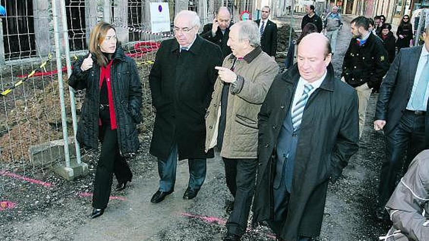 Por la izquierda, Migoya, Areces, el alcalde cangués, Alfredo García, y José Luis Montes, en la calle San Pelayo.