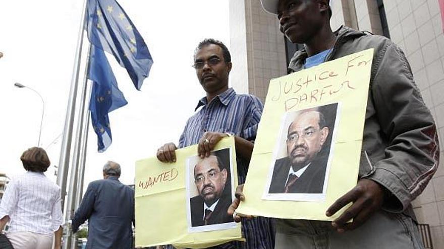 Dos sudaneses protestan en Bruselas contra el régimen de Hasan Al Bachir.