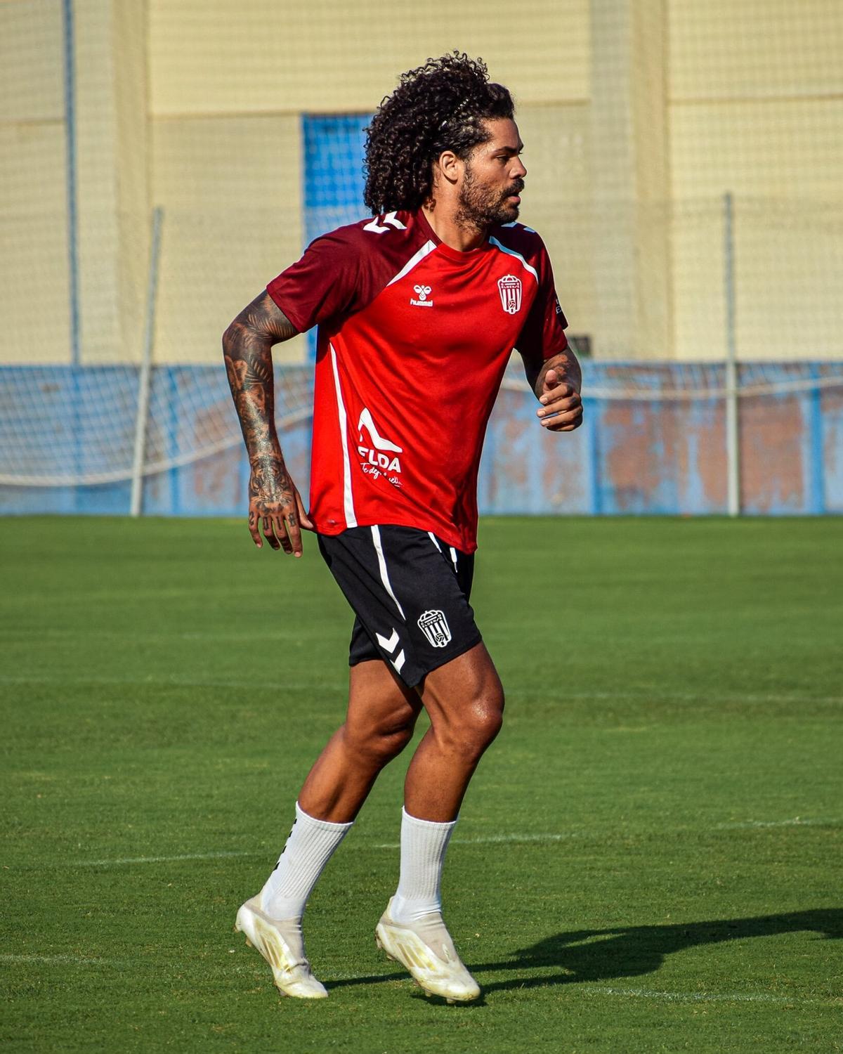 Aridane, con la camiseta del Eldense durante un entrenamiento, este verano.