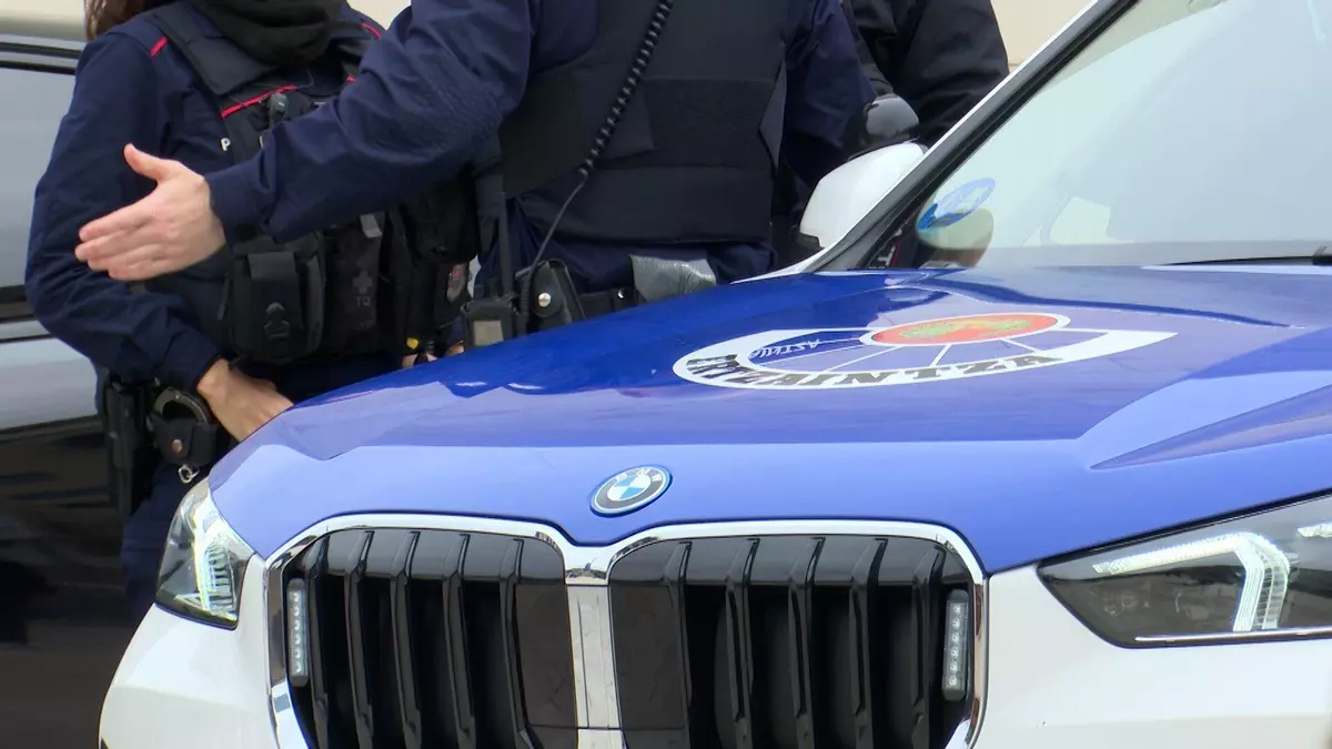 La Ertzaintza investiga los altercados contra la comisaría de policía de Azpeitia, en Gipuzkoa