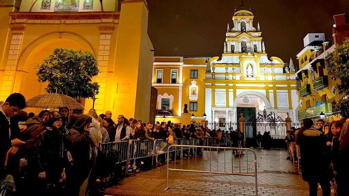 Basílica de la Macarena en la noche de este Jueves Santo.