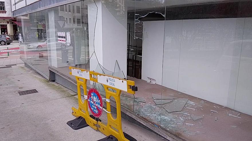 Destrozan un escaparate en la calle Alcalde Puga y Parga