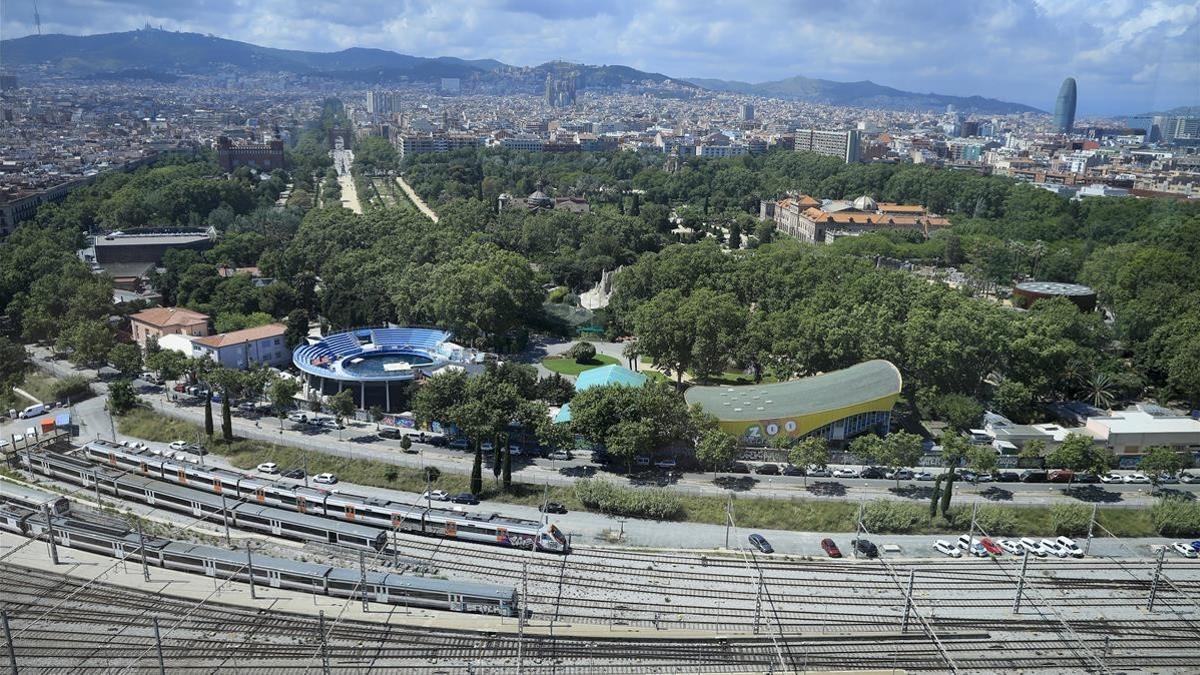 El Parc de la Ciutadella, con la barrera ferroviaria que lo separa de la Barceloneta.