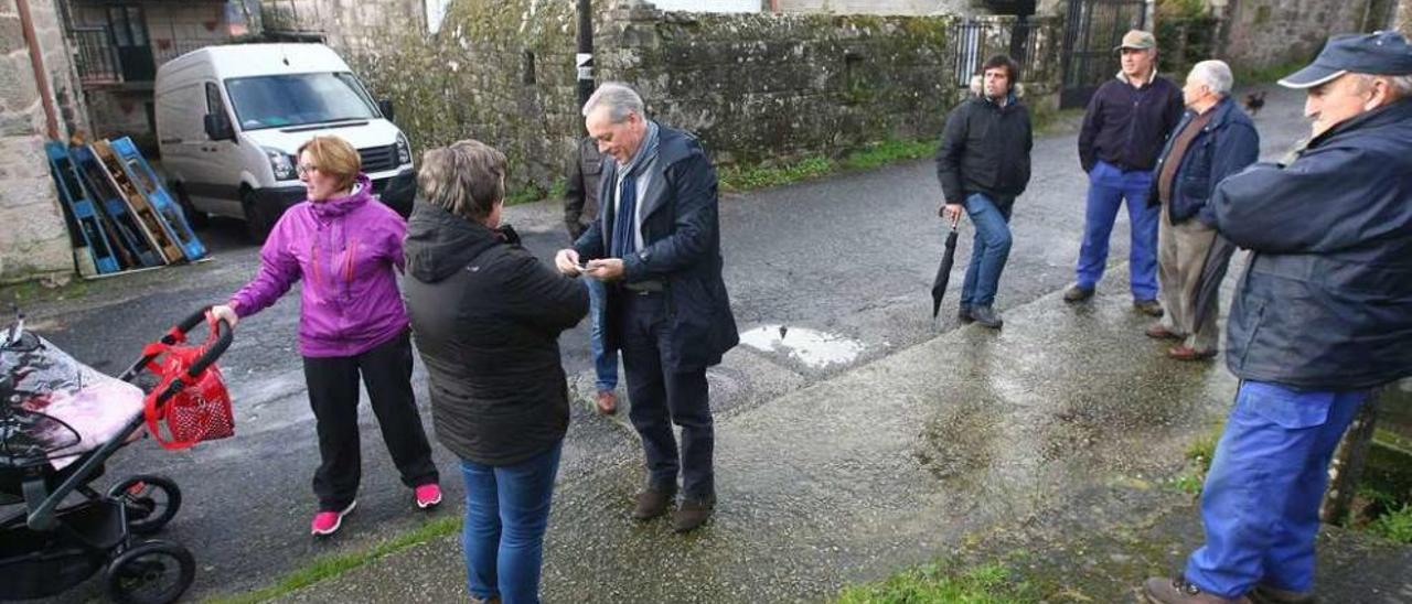 El alcalde de Cerdedo, José Balseiros, en la tarde de ayer, antes de la reunión con vecinos de la parroquia de Castro. // Bernabé/Cris M.V.