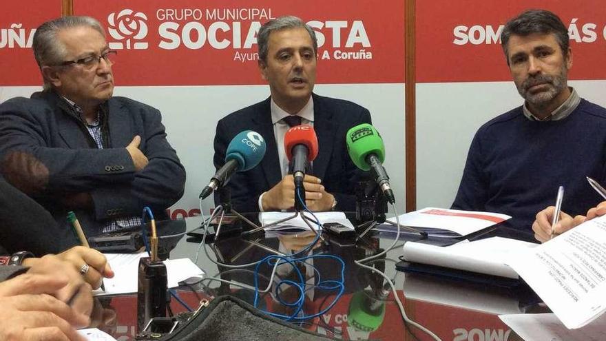 El portavoz socialista, José Manuel García, entre los diputados del PSOE García Mira y Díaz Villoslada.