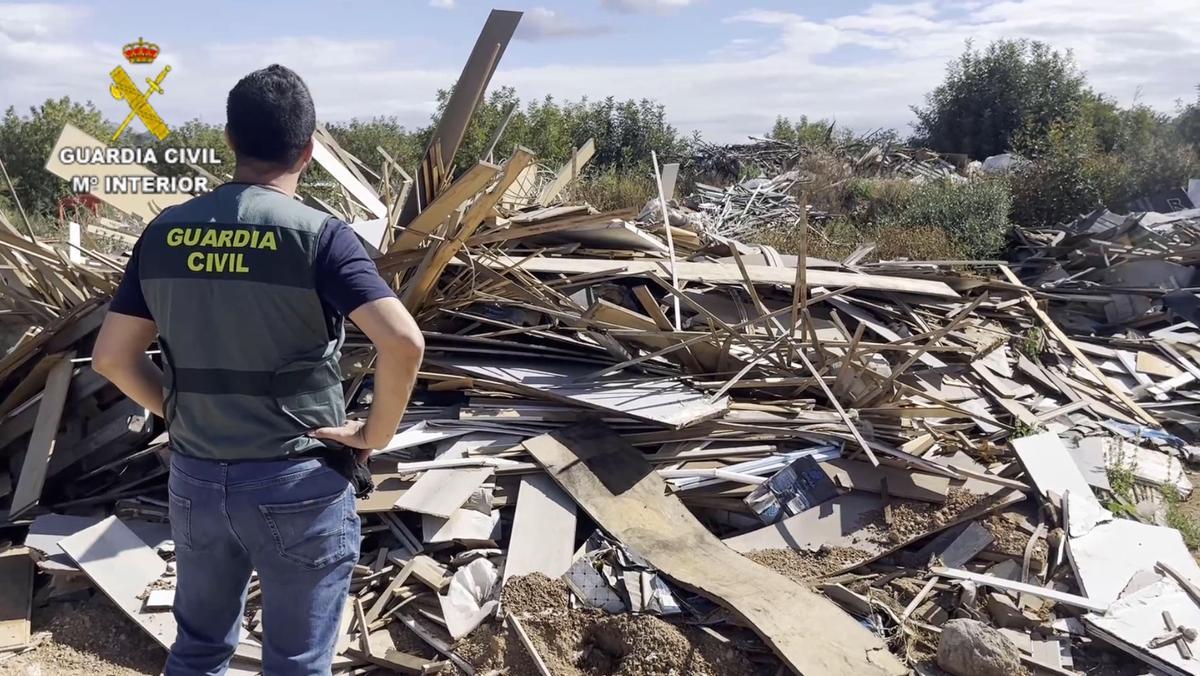 Un guardia contempla los restos de obra en una finca.