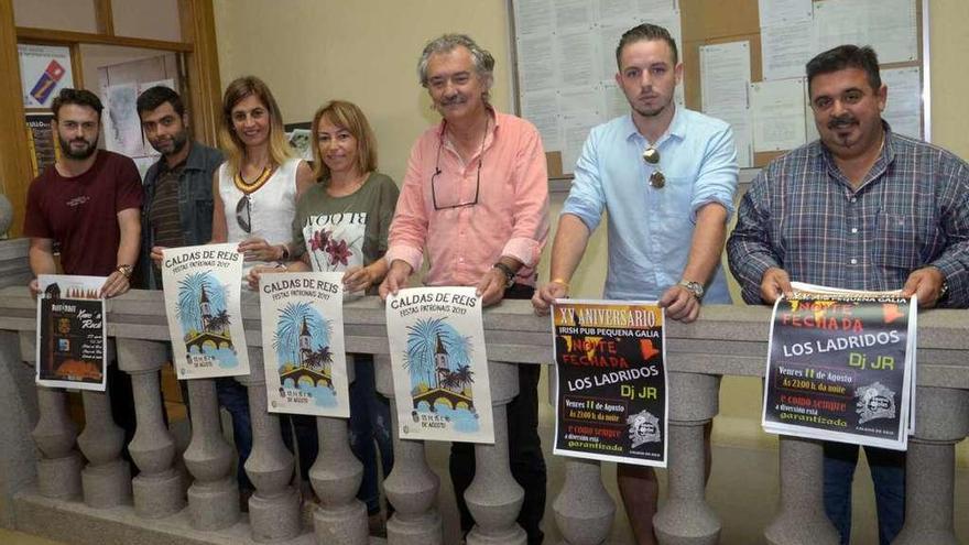 El alcalde de Caldas acompañado del equipo que ha elaborado el programa de las fiestas de agosto. // N.P.