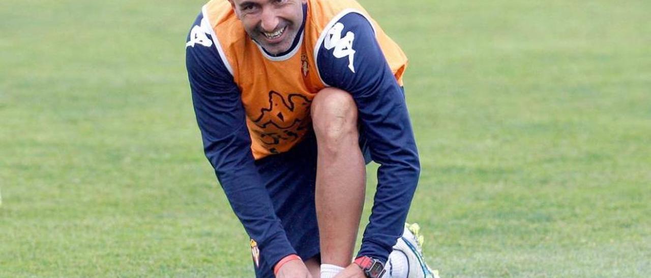 Abelardo se amarra los cordones de su bota durante el entrenamiento de ayer.