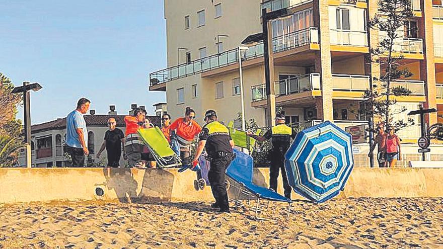 Policía Local y brigada municipal retirando enseres de primera línea de playa.