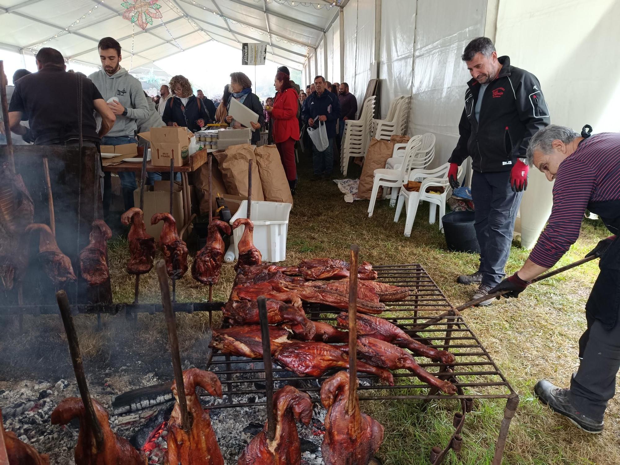 Compartiendo mesa y mantel en las fiestas de Meres, en Siero