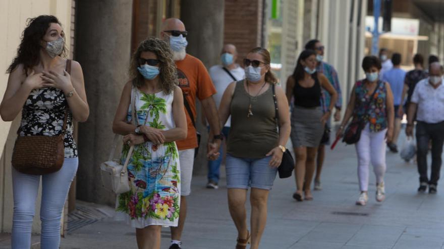 Público pasendo ayer por la avenida Maisonnave de Alicante