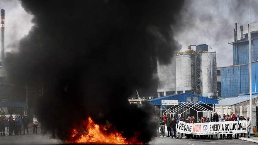 Barricada ante la fábrica de aluminio de Alcoa en A Coruña, durante una protesta de los trabajadores.