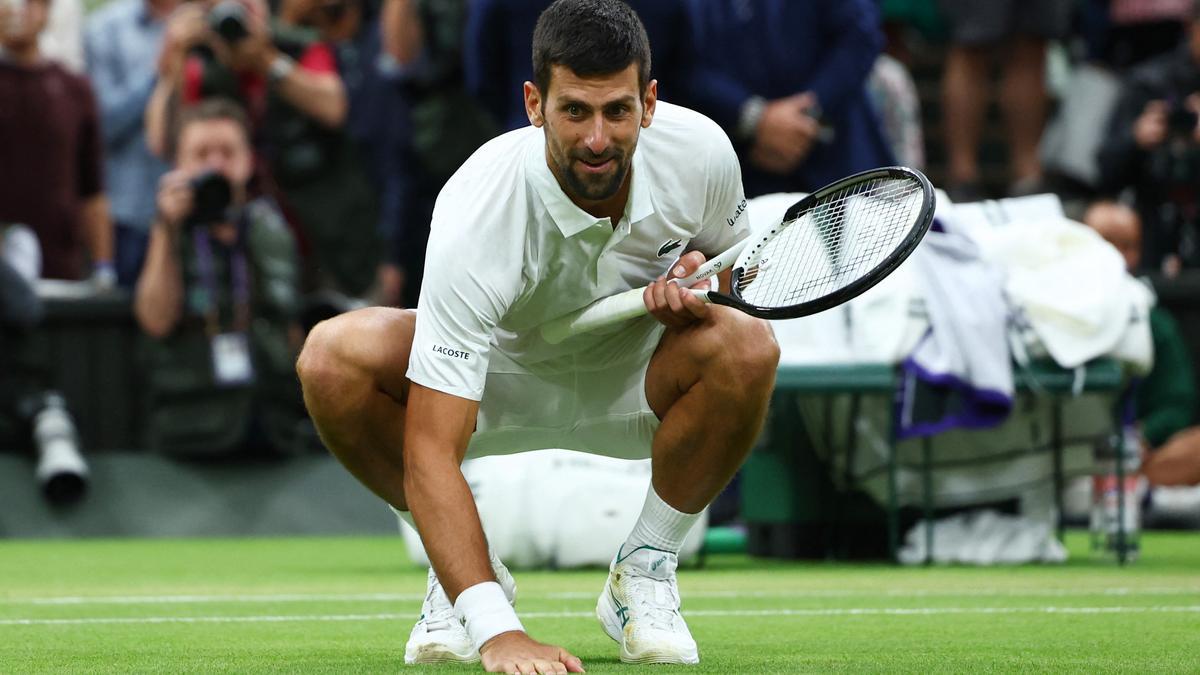 Djokovic celebra su triunfo sobre Sinner.