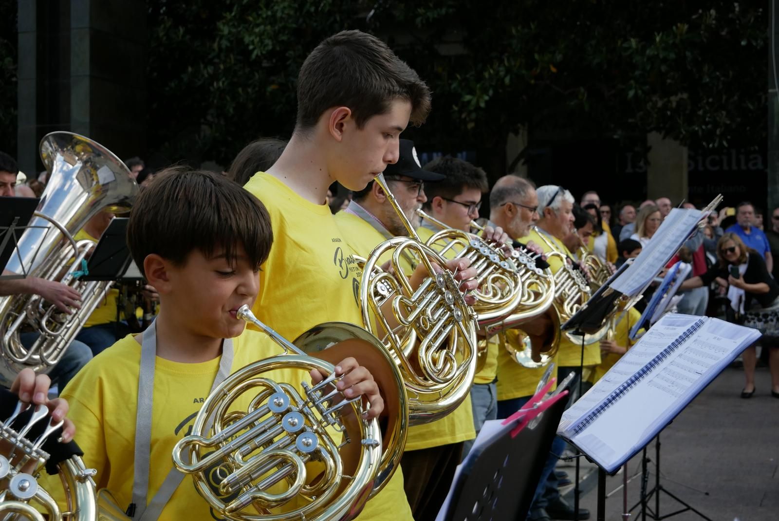 Más de 230 instrumentistas de metal tocan en la plaza del Pilar