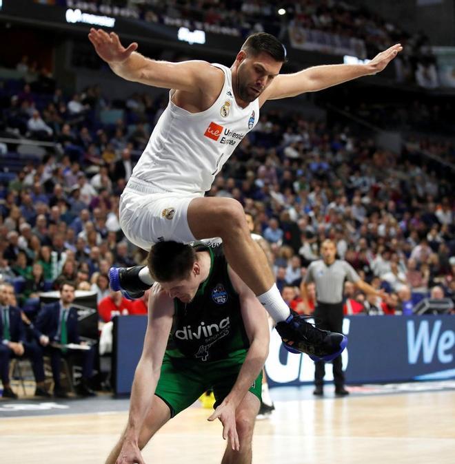 El pívot del Real Madrid Felipe Reyes (arriba) cae sobre Conor Morgan, del Joventut, durante el partido de las semifinales de la Copa del Rey de baloncesto disputado esta noche en el Wizink Center, en Madrid