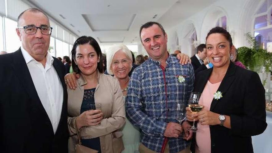 Asistentes a la gala solidaria durante el aperitivo. // Muñiz