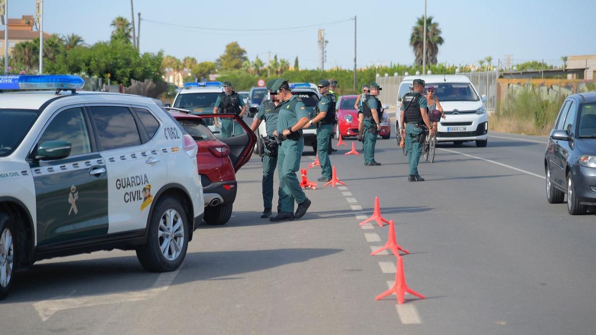 Agentes de la Guardia Civil, este viernes por la mañana, en la zona donde falleció la joven