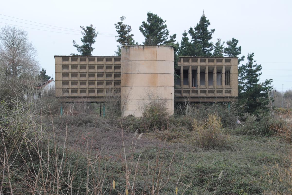 El edificio de la antigua Química Alba, en una imagen de archivo, de 2015, cuando la vegetación no lo cubría como ahora.