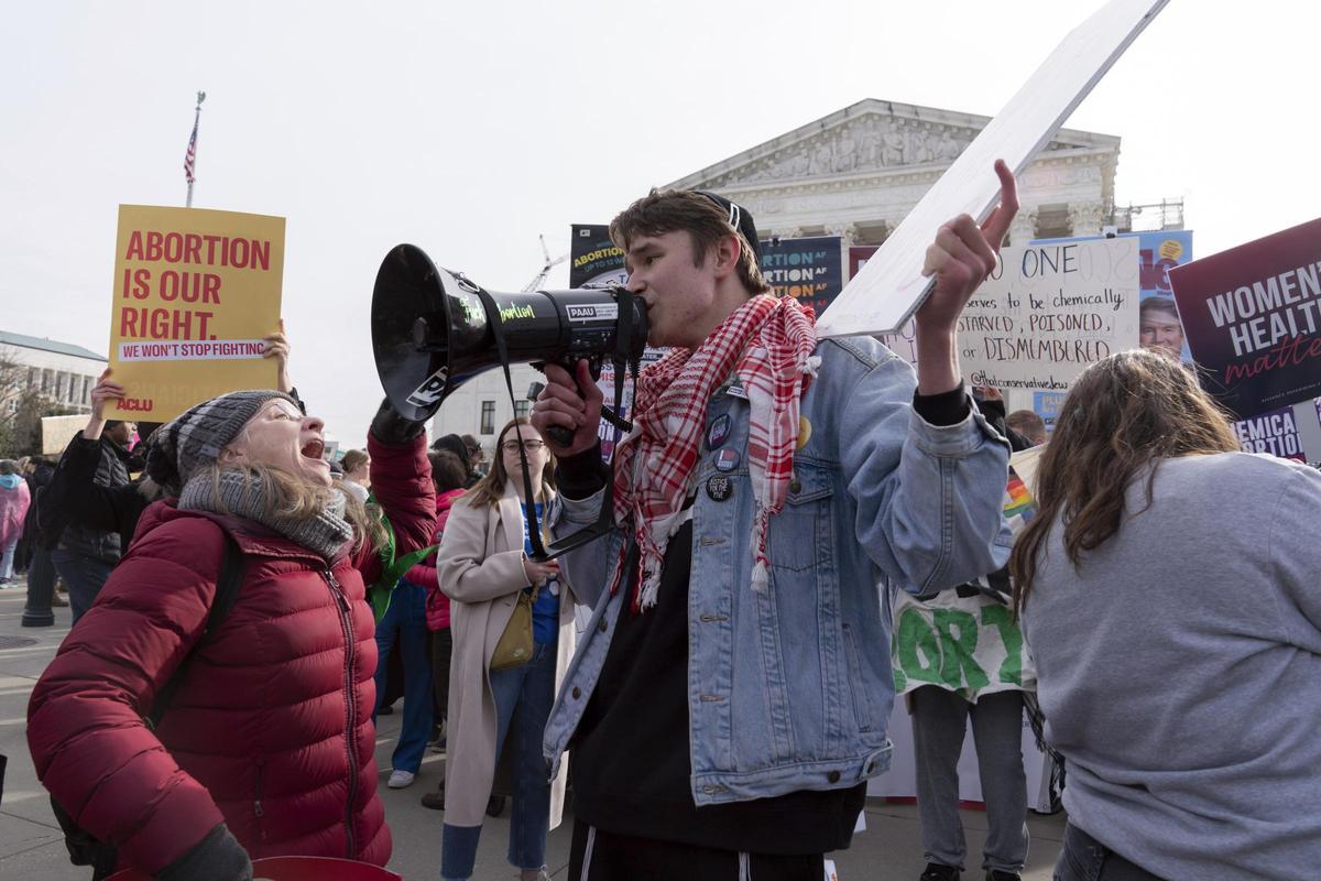 La Corte Suprema de Estados Unidos escucha argumentos sobre el fármaco abortivo mifepristona