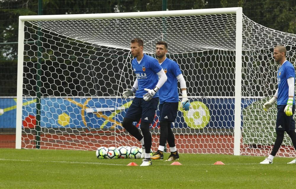 Intenso entrenamiento del Valencia en Évian-les-Bains