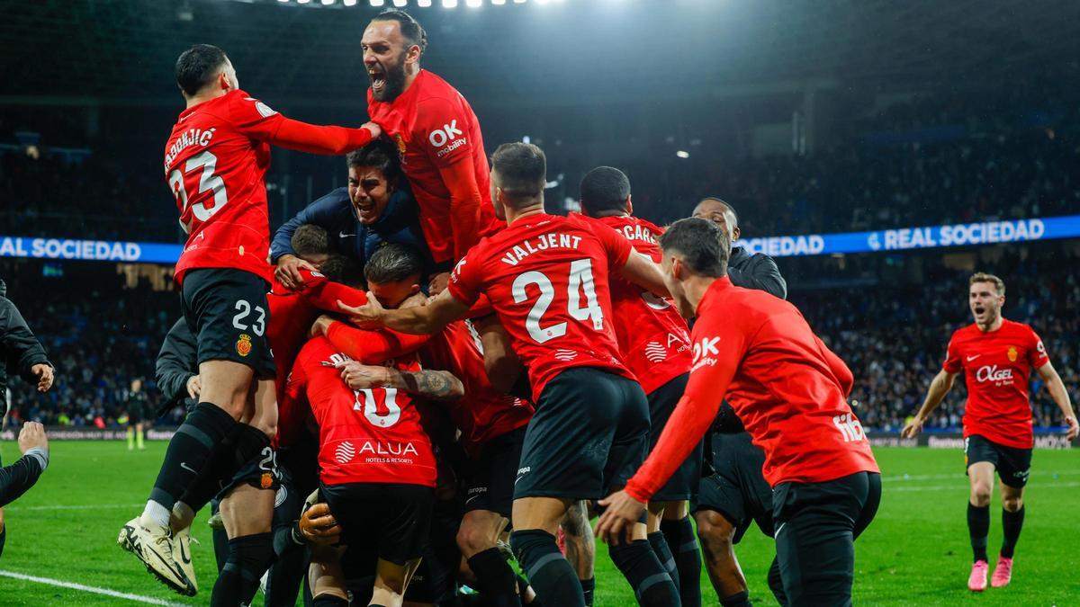 Los jugadores del RCD Mallorca celebran la victoria tras el partido de vuelta de las semifinales de la Copa del Rey