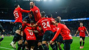 Los jugadores del RCD Mallorca celebran la victoria tras el partido de vuelta de las semifinales de la Copa del Rey