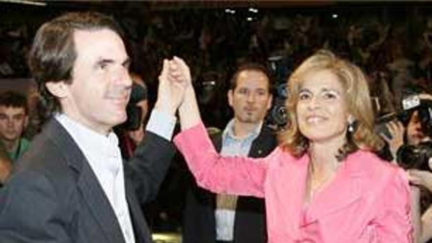 Un apoderado del PSOE niega el saludo a Botella y Aznar en una mesa electoral de Madrid