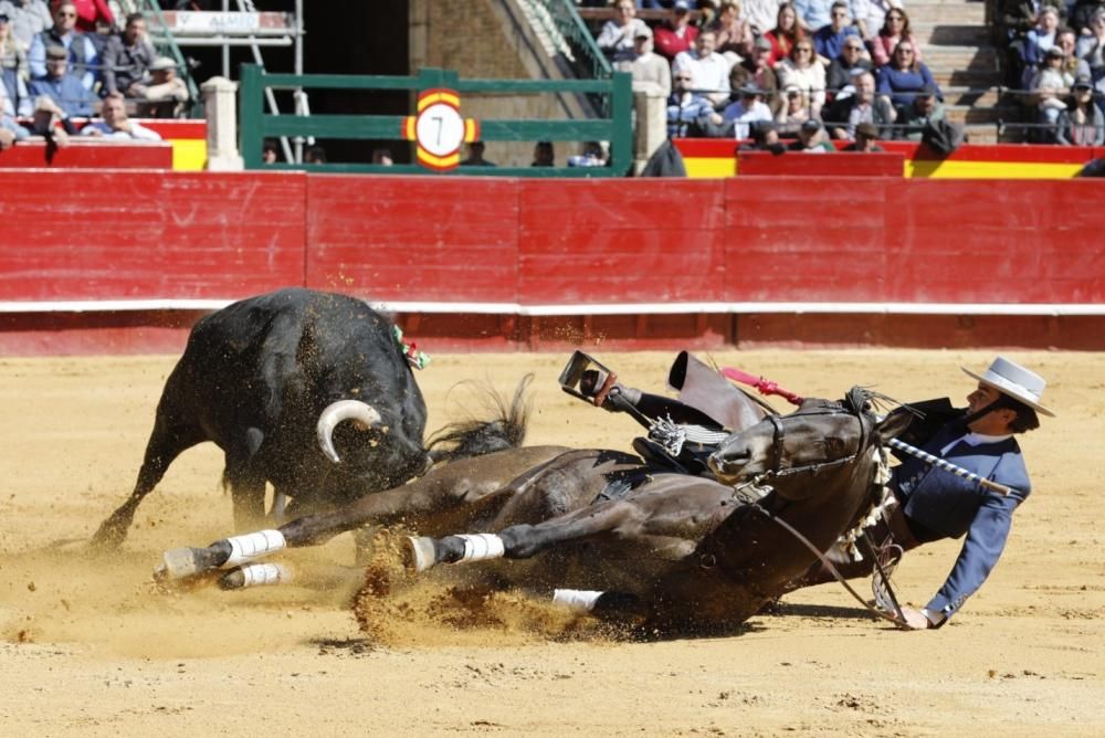 Secuencia de la cogida de uno de los caballos del rejoneador Sergio Galán el día de San José en la Feria de Fallas 2019.