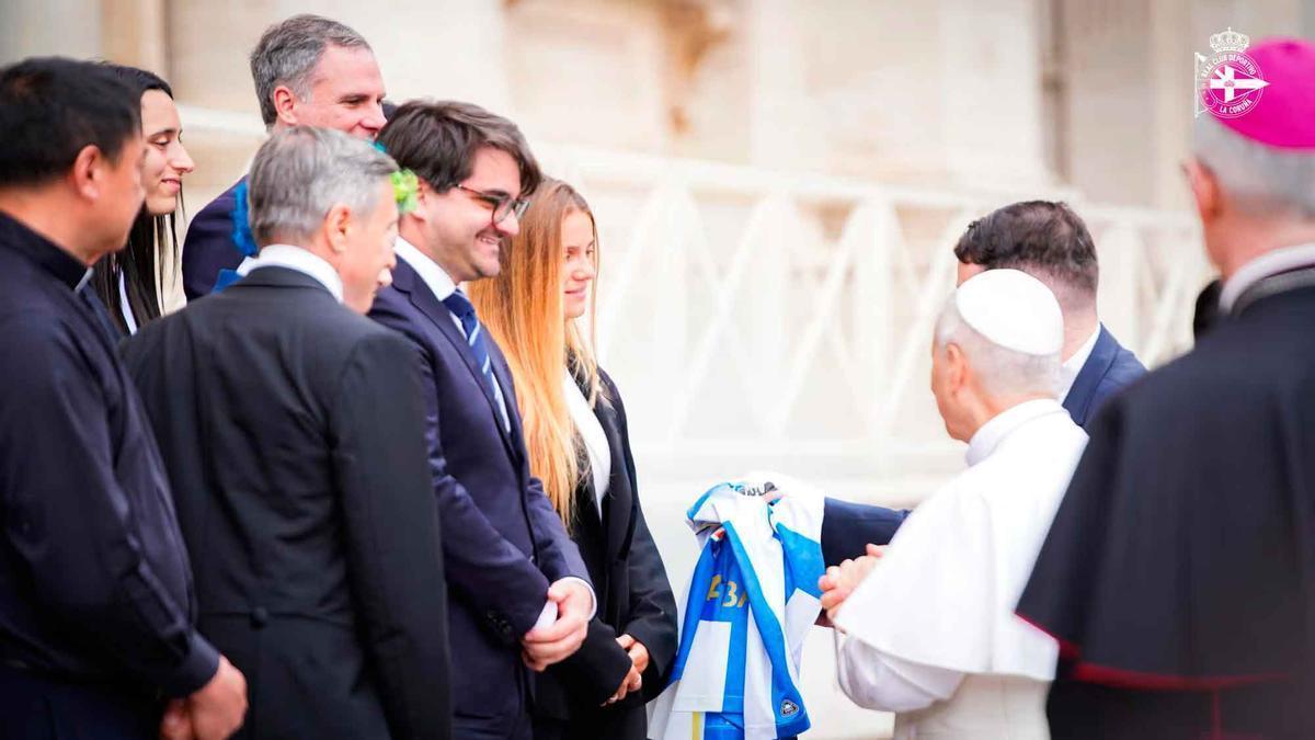 Foto difundida por el Real Club Deportivo de la recepción del Papa.