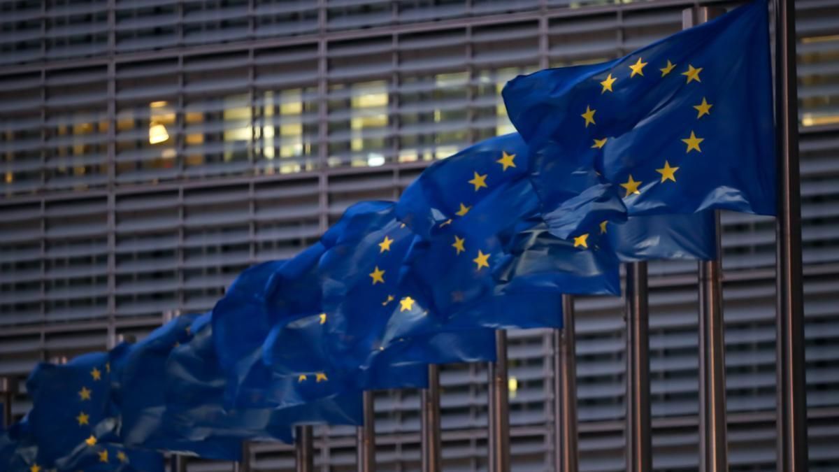 Banderas europeas en la  sede del Parlamento comunitario en Bruselas.