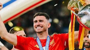 Aymeric Laporte celebra la consecución del título de campeones de Europa