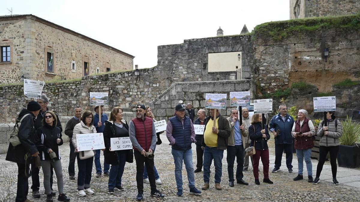 Protesta de los residentes ante el consistorio, en una imagen de archivo.