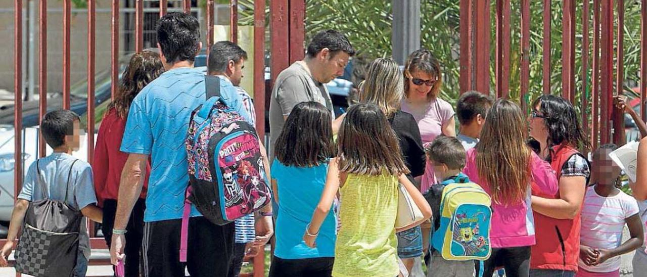 Padres a las puertas de un centro educativo de Elche.