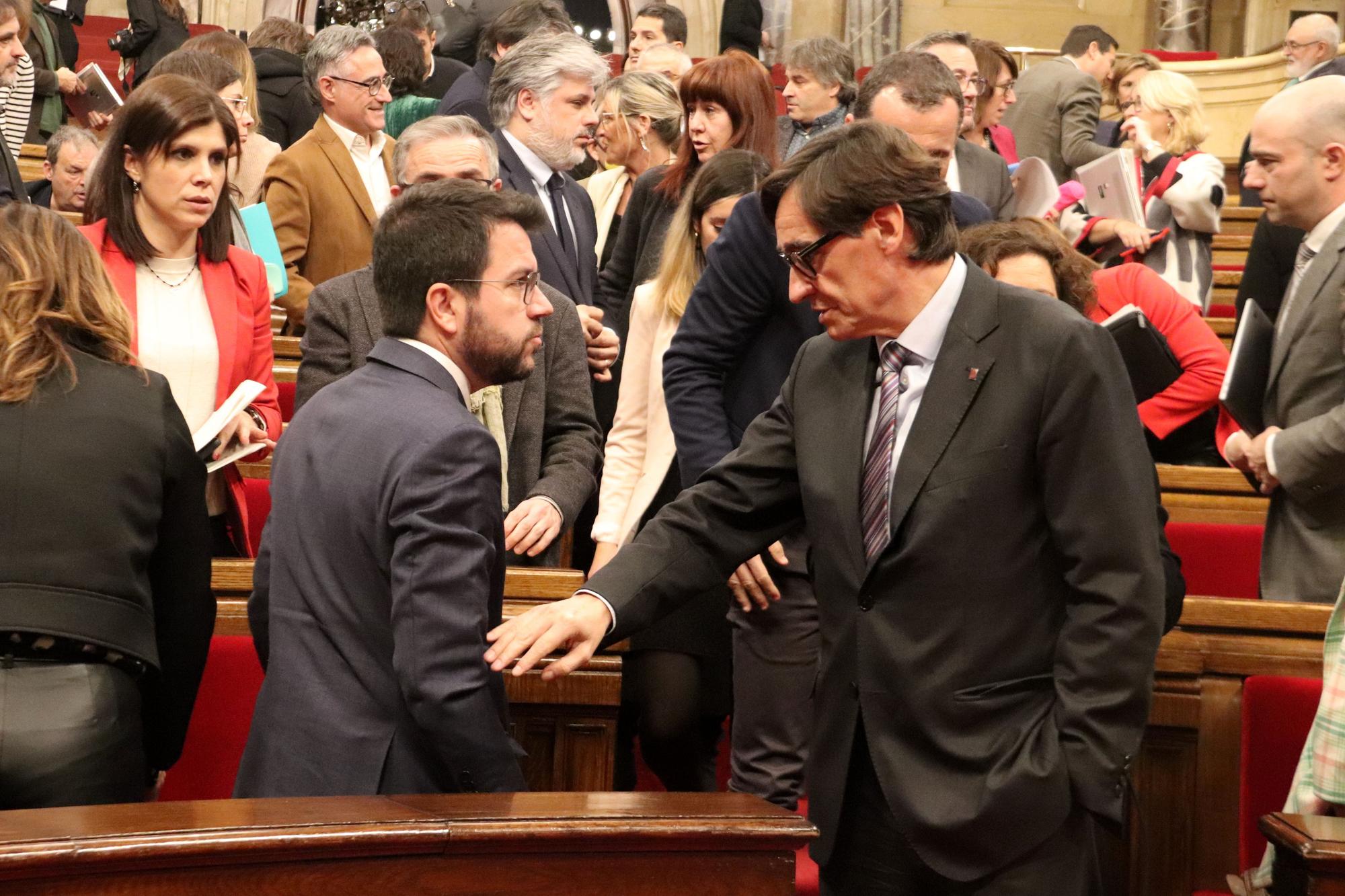 El 'president' Pere Aragonès y el líder del PSC, Salvador Illa, este jueves en el Parlament