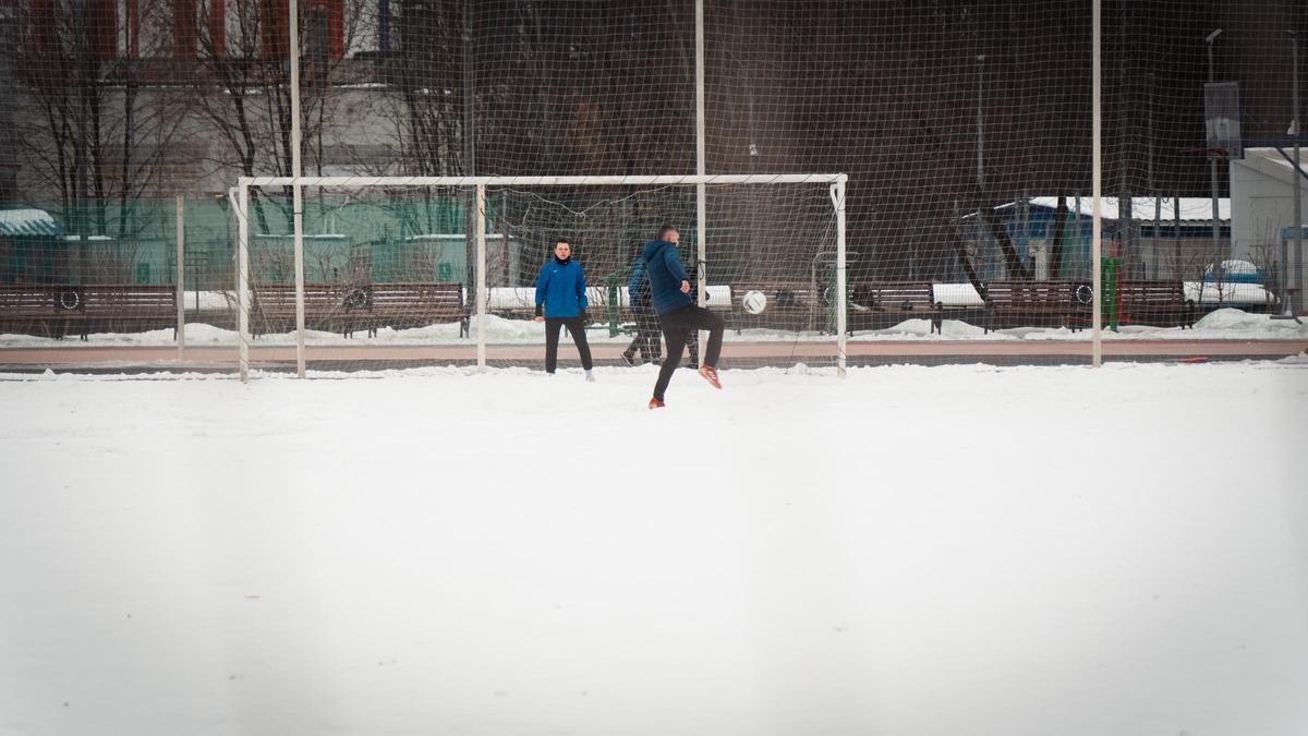 Jugando a fútbol sobre la nieve.