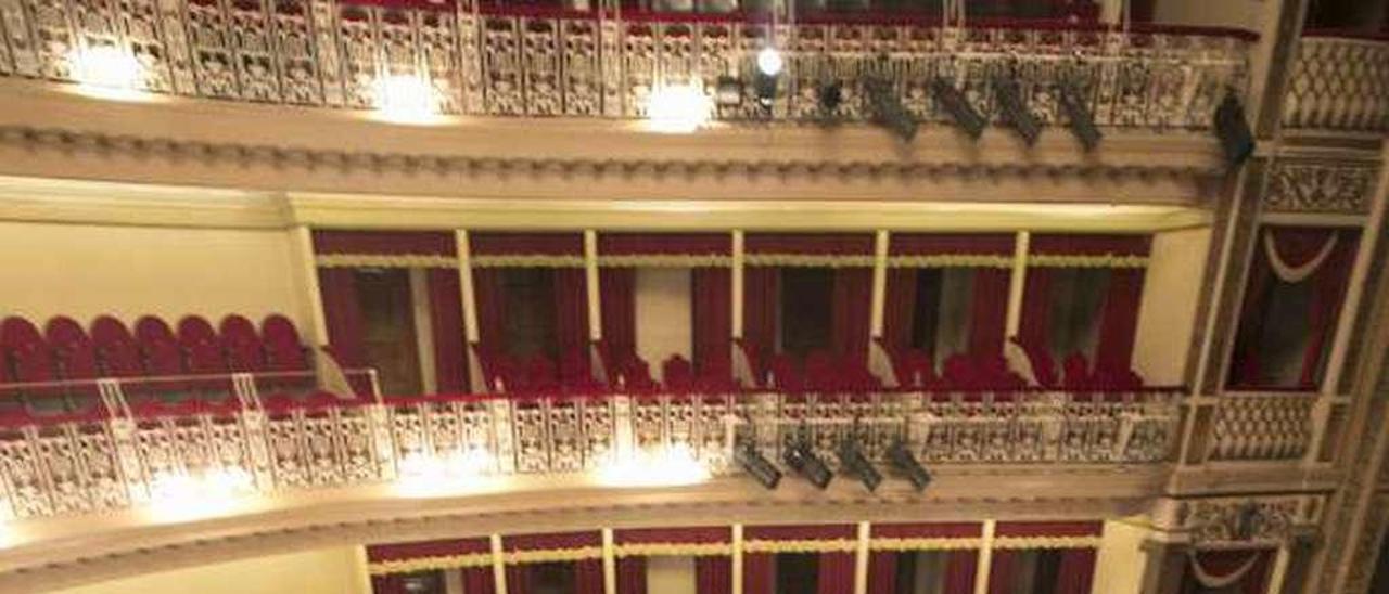 El patio de butacas del Campoamor, visto desde el anfiteatro, durante una de las últimas visitas teatralizadas.