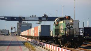 Un tren directo de mercancías conecta el puerto de Barcelona con Toulouse y Lyon.