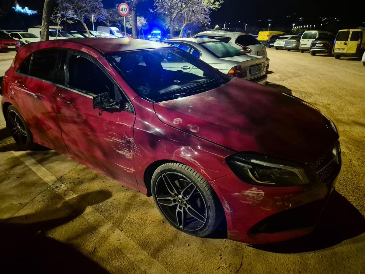El coche presentaba roces y abolladuras