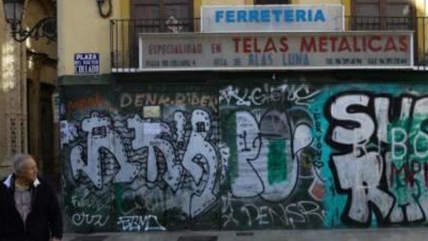 Valencia | La centenaria ferretería 'Hija de Blas Luna' de la plaza Doctor  Collado echa el cierre