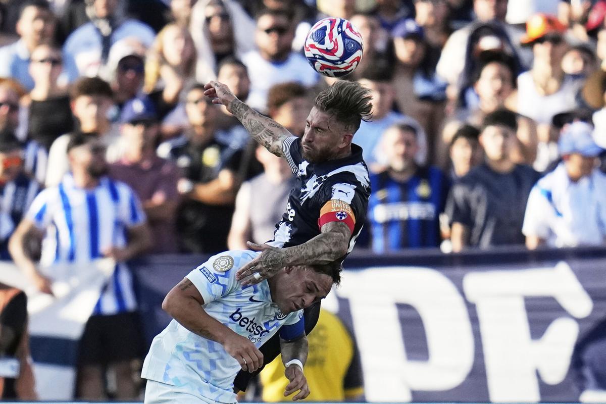 Sergio Ramos supera a Lautaro Martínez durante el Rayados - Inter.